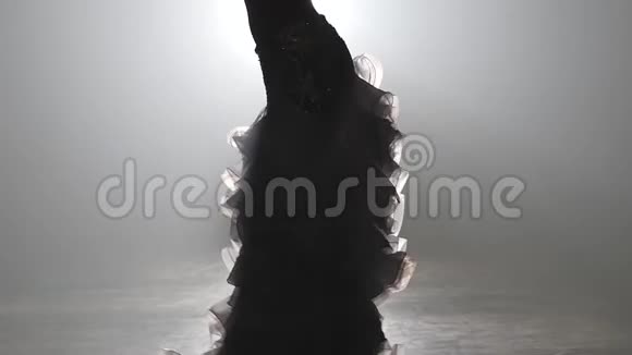 穿着异国服饰的肚皮舞阿拉伯舞蹈家跳着异国舞蹈烟雾背景慢动作视频的预览图