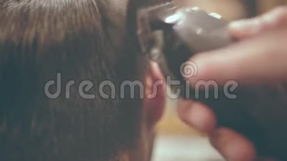理发师理发男人的发型理发师男子发型视频的预览图