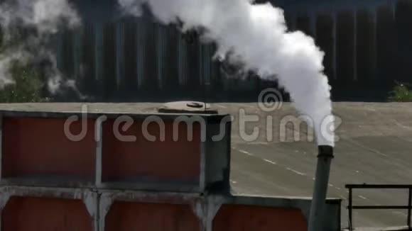工厂管道烟囱冒烟视频的预览图