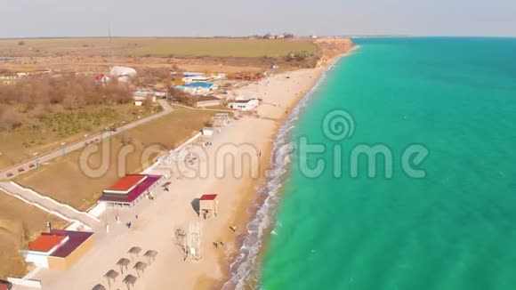 俯瞰蔚蓝海岸上一片荒无人烟的海滩视频的预览图