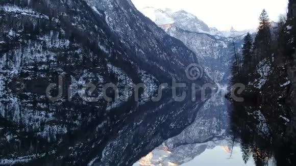 一座山在湖面上的倒影德国科尼希斯4k视频的预览图
