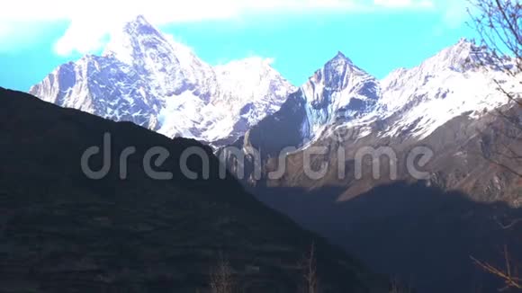 四川四桂江国家公园的山景视频的预览图