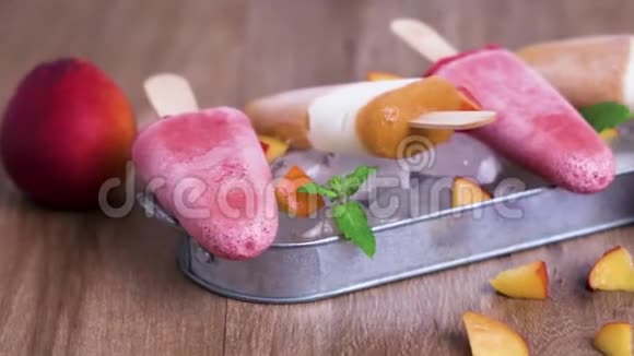 自制覆盆子和桃子冰棒视频的预览图