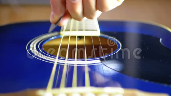 声吉他上振动弦的缓慢运动慢动作视频的预览图
