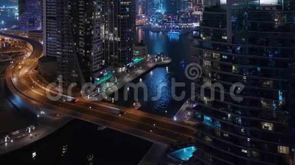 鸟瞰迪拜码头住宅和写字楼摩天大楼可欣赏海滨夜景视频的预览图