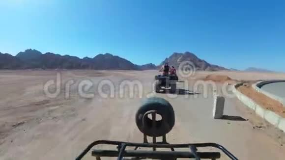 在埃及沙漠里骑着一只四边形第一人称观点骑着ATV自行车视频的预览图