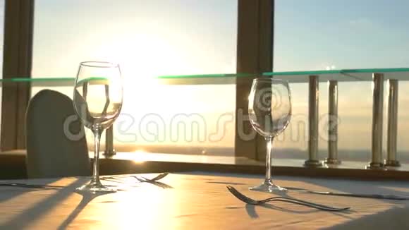 空的酒杯和餐具视频的预览图