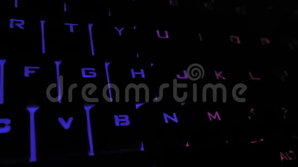 闪烁的键盘黑客风格闪耀在夜间工作场所不同的浅色视频的预览图