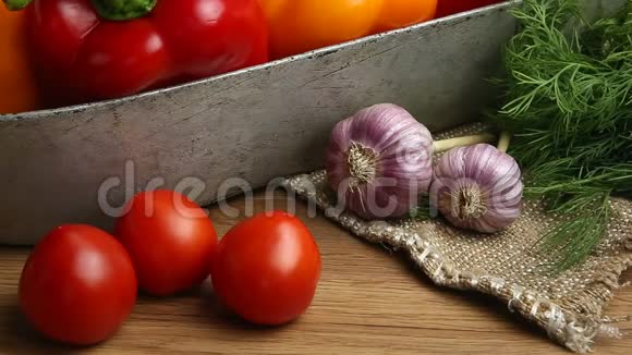 蔬菜餐桌上的蔬菜玉米花椰菜西红柿香瓜辣椒视频的预览图
