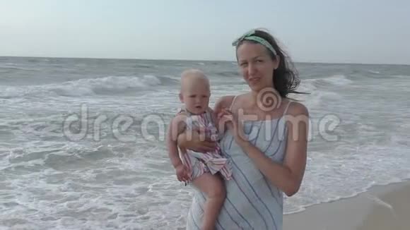 妈妈和女儿在海上视频的预览图