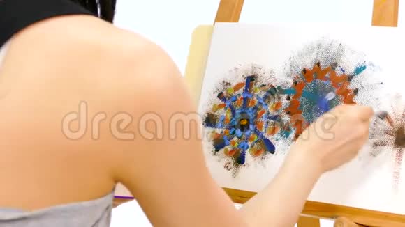 画架上的亚洲艺术家绘画视频的预览图