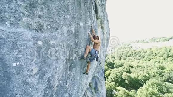 攀登石灰石悬崖的攀岩者视频的预览图