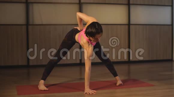 运动女性做瑜伽伸展运动视频的预览图