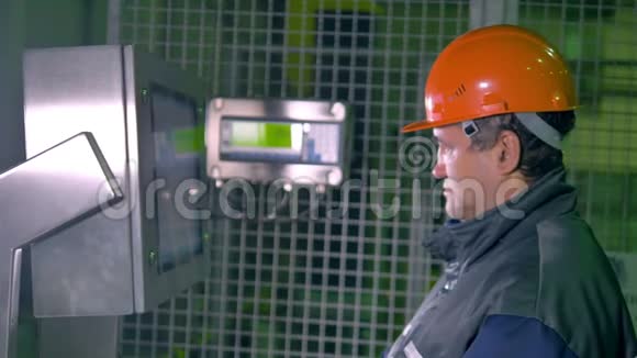 工程师在一家工业工厂操作控制面板4K视频的预览图