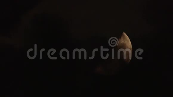 漆黑的夜空云层从半月光中掠过视频的预览图