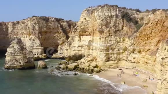 普拉亚马林哈在葡萄牙的鸟瞰图视频的预览图