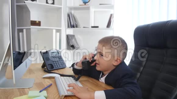 小男孩在办公室打电话视频的预览图