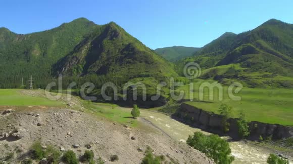 观山峡和绿色高原山地景观视频的预览图