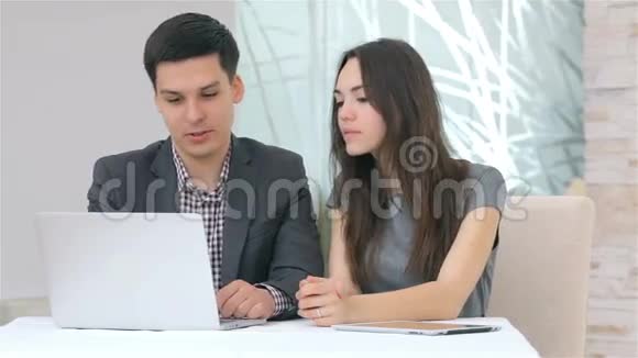 年轻有魅力的商界男女在讨论视频的预览图