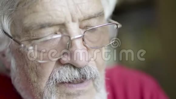 戴眼镜的老人视频的预览图