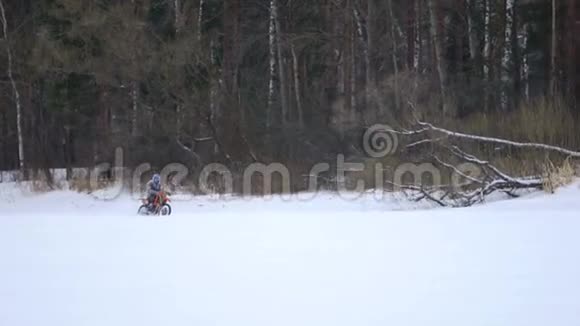 冬季摩托车比赛视频的预览图