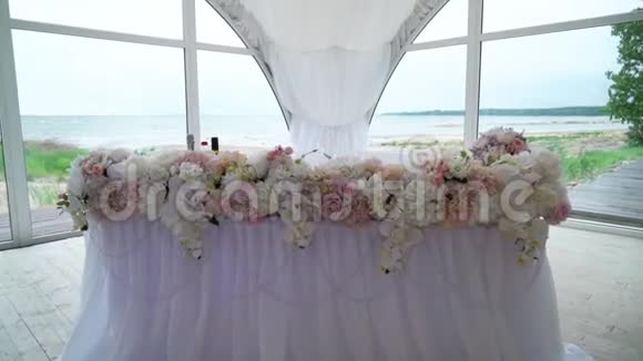 鲜花装饰的桌子视频的预览图