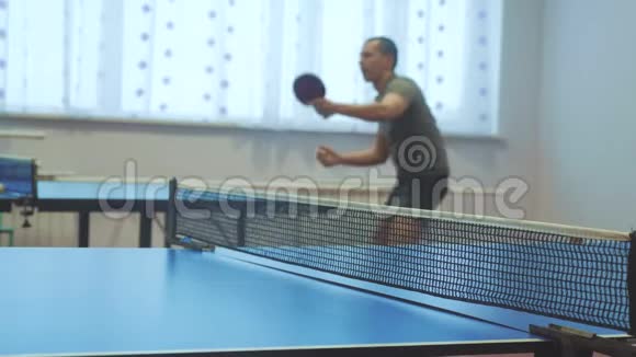 乒乓球生活方式反手概念模糊焦点男子乒乓球训练视频的预览图