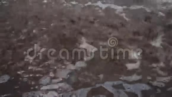 雨水落在水坑里视频的预览图