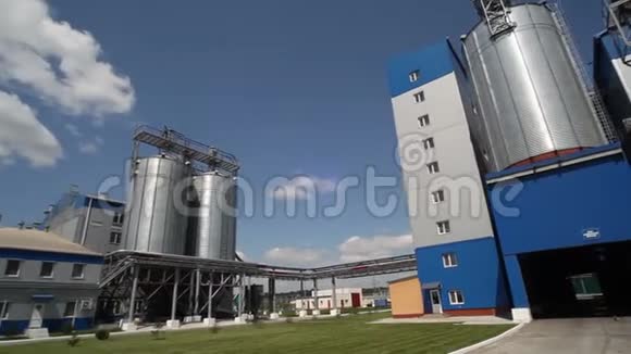 工厂生产混合饲料视频的预览图