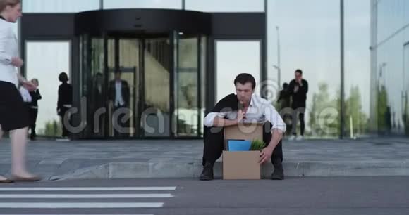 坐在街上的被解雇的商人视频的预览图