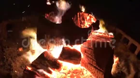 室外火坑的火焰和发光的余烬视频的预览图