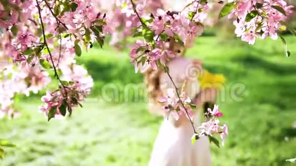 美丽的女人花圃里有一束郁金香视频的预览图