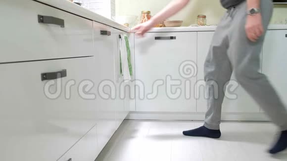 一个男人把脏盘子放进洗碗机视频的预览图