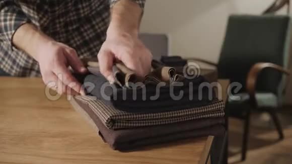 从堆栈中选择羊毛年轻人做裁缝在车间里使用缝纫机视频的预览图