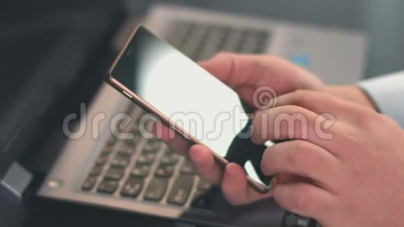 特写男性手滚动在智能手机上输入信息视频的预览图