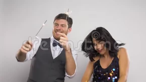 快乐的一对情侣在派对上跳舞视频的预览图