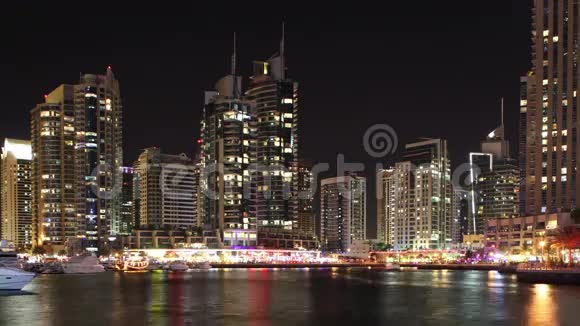 迪拜的摩天大楼和船只的时间流逝视频的预览图