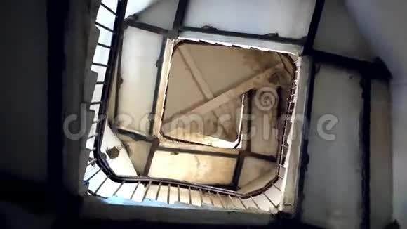 灯塔螺旋楼梯案的正面视图视频的预览图