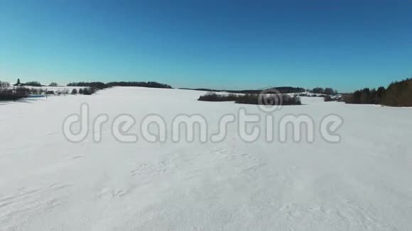 4K冬季雪场上空飞行和起飞空中全景北方的冬季土地视频的预览图