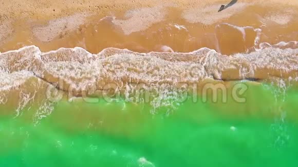 俯瞰蔚蓝海岸上一片荒无人烟的海滩视频的预览图