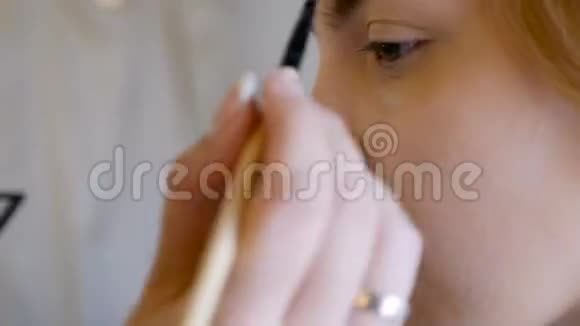 化妆师画模特的眉毛视频的预览图