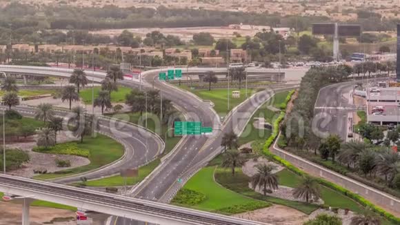 从空中俯瞰到迪拜码头和迪拜JLT时间推移附近SheikhZayed公路的交界处视频的预览图