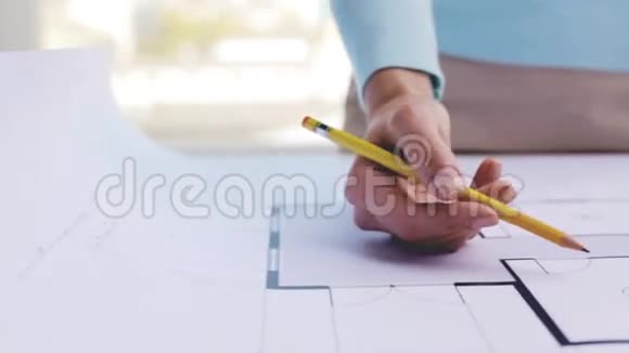 有建筑蓝图和铅笔的女人视频的预览图