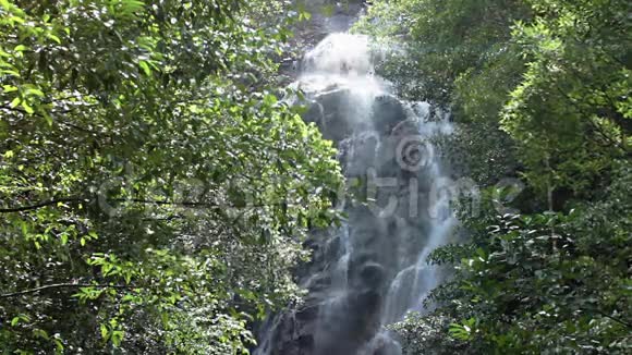 瀑布在国家公园瀑布般倾泻而下视频的预览图
