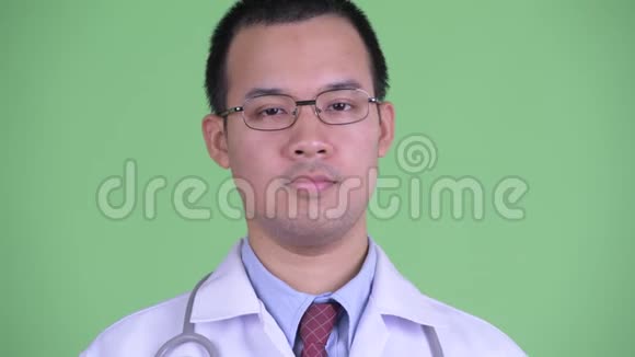 戴着眼镜的快乐亚洲男医生的脸视频的预览图