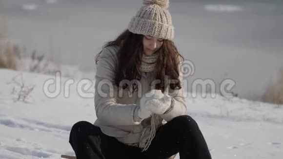 冬天的女人在户外玩得很开心视频的预览图