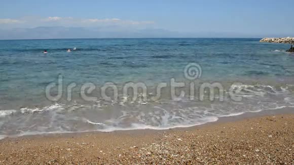 豪华酒店和游泳游客在爱奥尼亚海的海滩视频的预览图