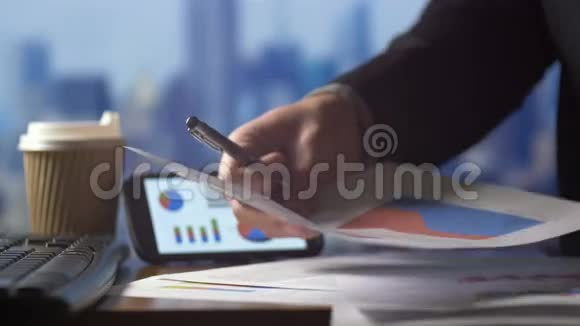 在办公室计算器桌上处理财务表格的商务人员视频的预览图