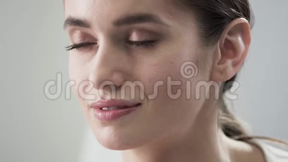 面部护理迷人的女人在眼睛下触摸皮肤特写视频的预览图