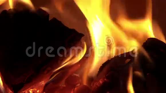在炉子里燃烧着美丽的火焰慢动作视频的预览图
